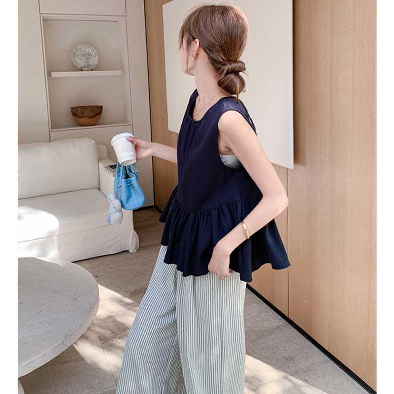 フリルヘムトップス×ストライプワイドパンツ