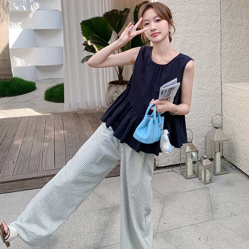 フリルヘムトップス×ストライプワイドパンツ
