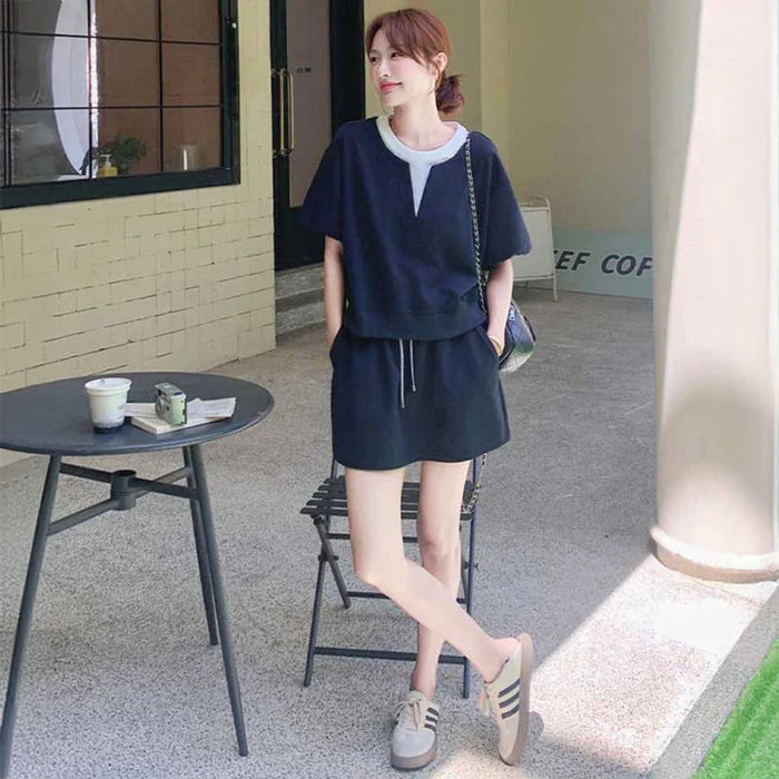 Vネック切り替えトップス×ミニスカート