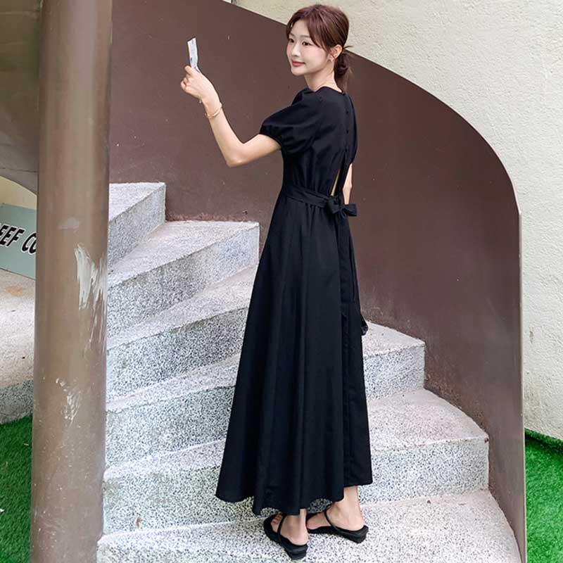 バックオープンブラックワンピース
