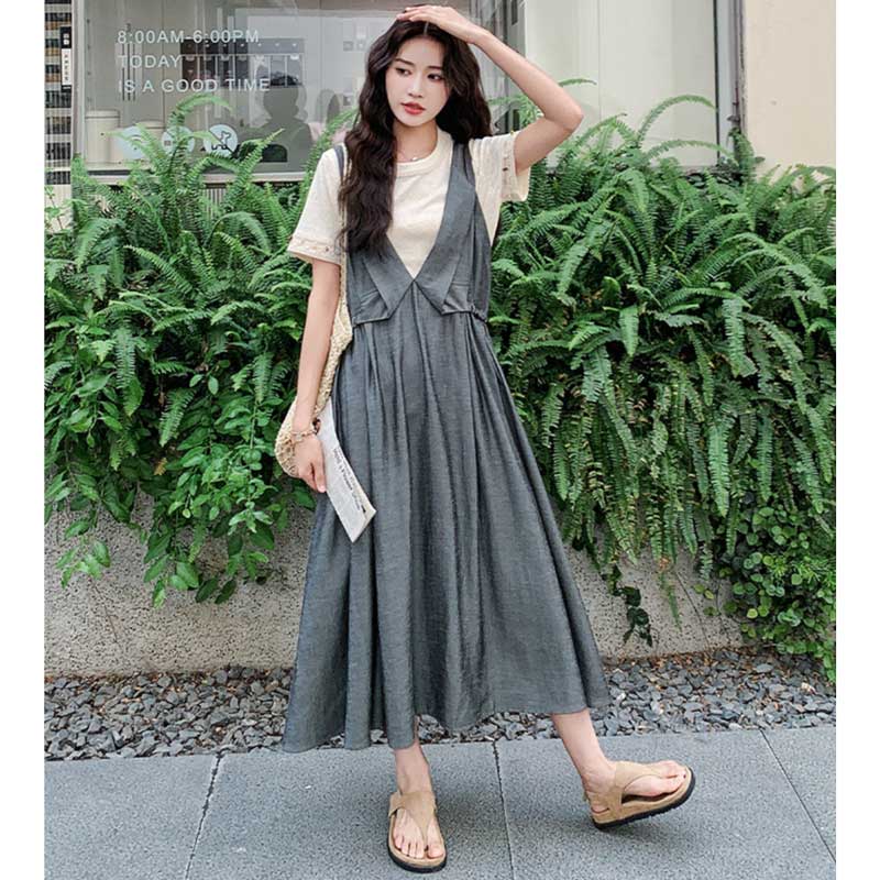 クルーネックTシャツ×サロペットスカート