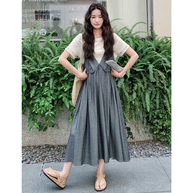 クルーネックTシャツ×サロペットスカート