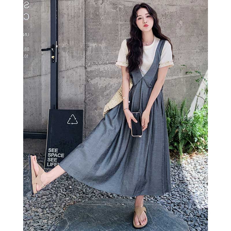 クルーネックTシャツ×サロペットスカート