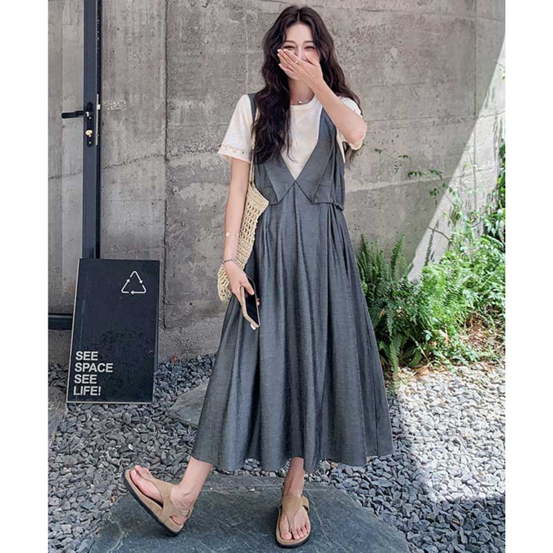 クルーネックTシャツ×サロペットスカート