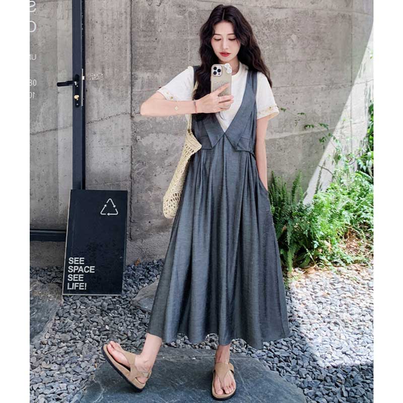 クルーネックTシャツ×サロペットスカート