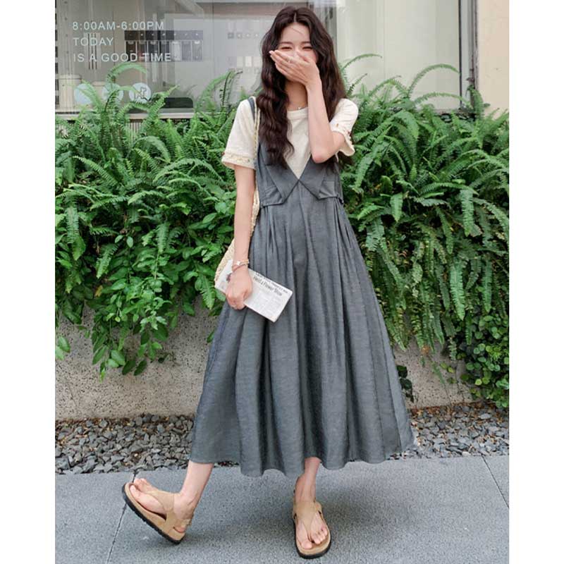 クルーネックTシャツ×サロペットスカート