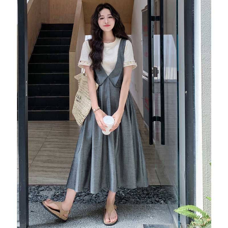 クルーネックTシャツ×サロペットスカート