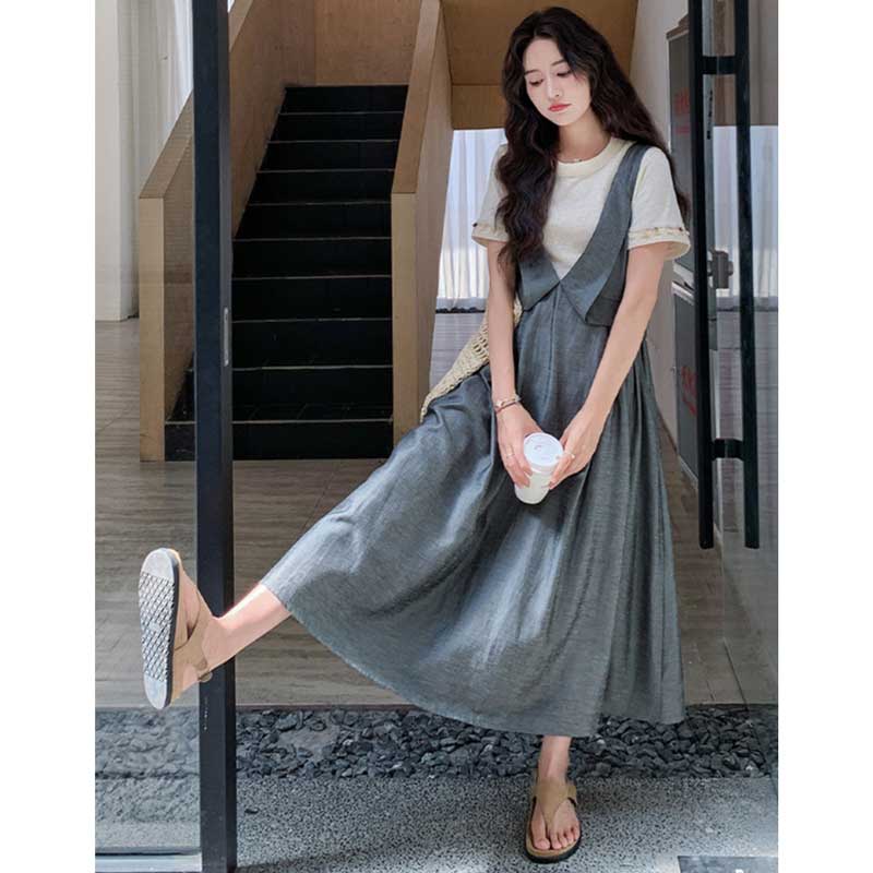 クルーネックTシャツ×サロペットスカート