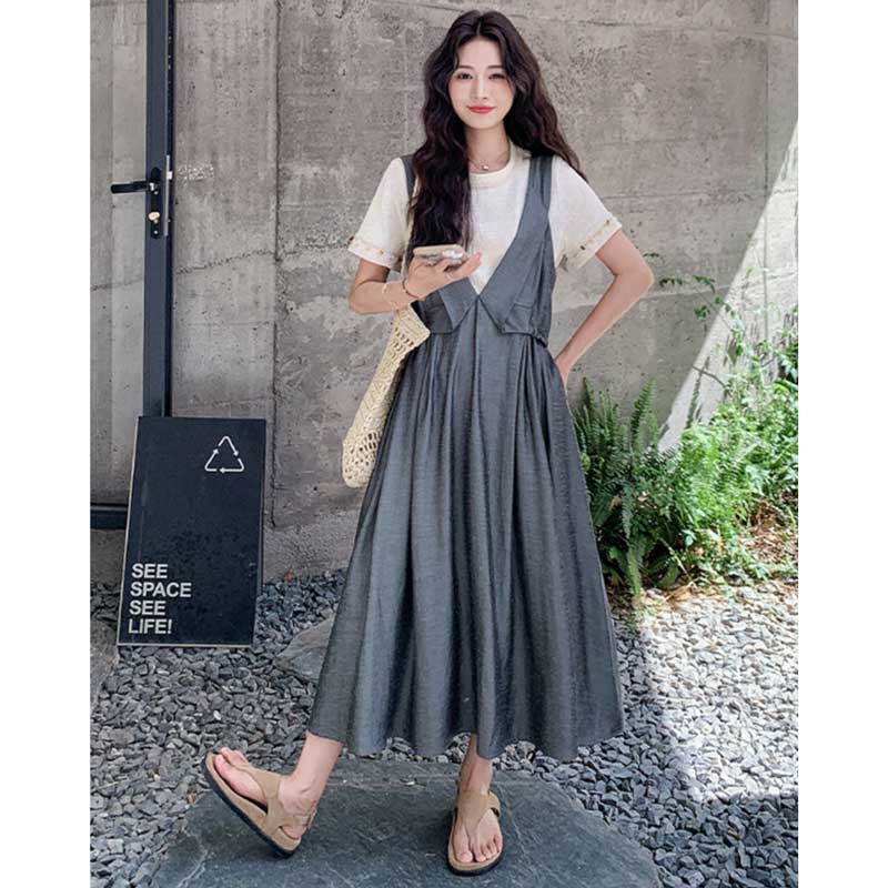 クルーネックTシャツ×サロペットスカート