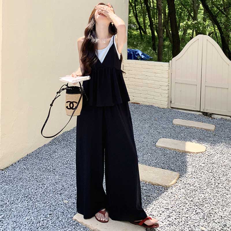 レイヤード風フリルキャミソール×ワイドパンツ