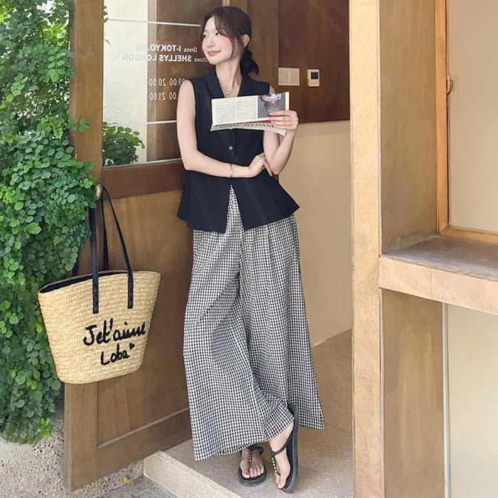 ノースリーブVネックトップス×ギンガムチェックワイドパンツ