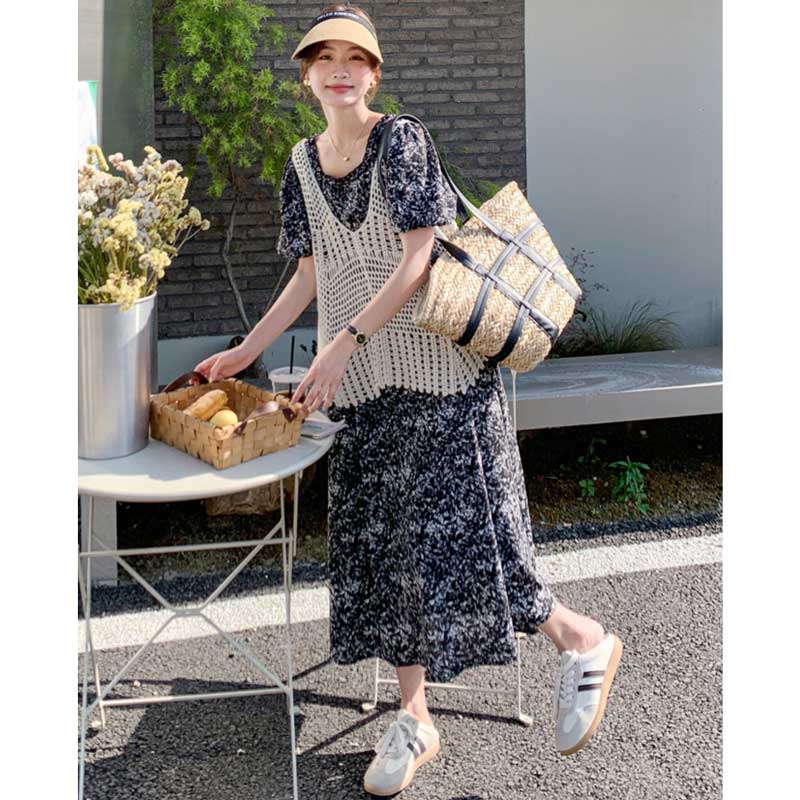 ニットベスト×モザイク柄ワンピース