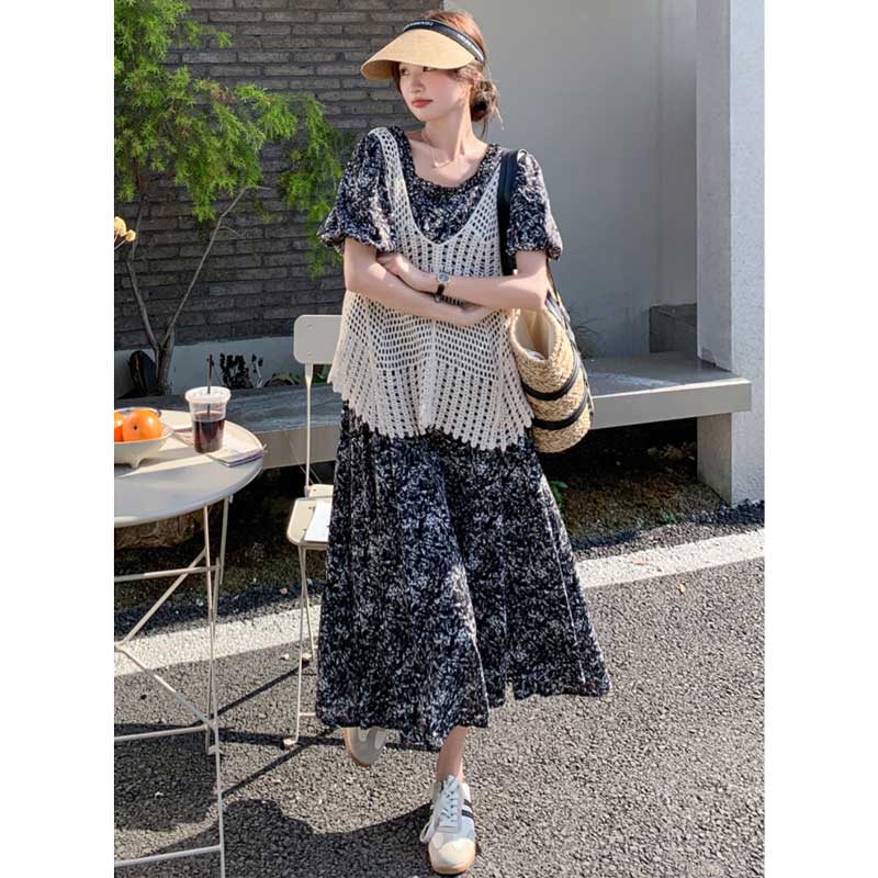 ニットベスト×モザイク柄ワンピース