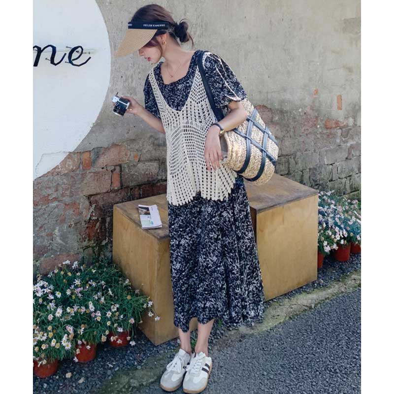 ニットベスト×モザイク柄ワンピース