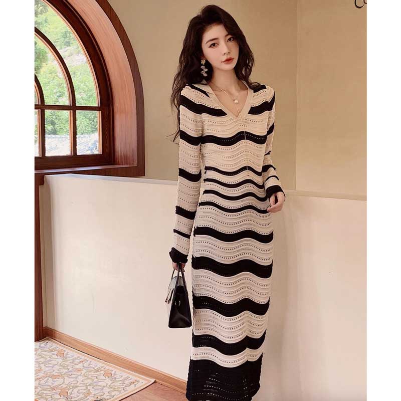 ボーダー柄ニットロングワンピース