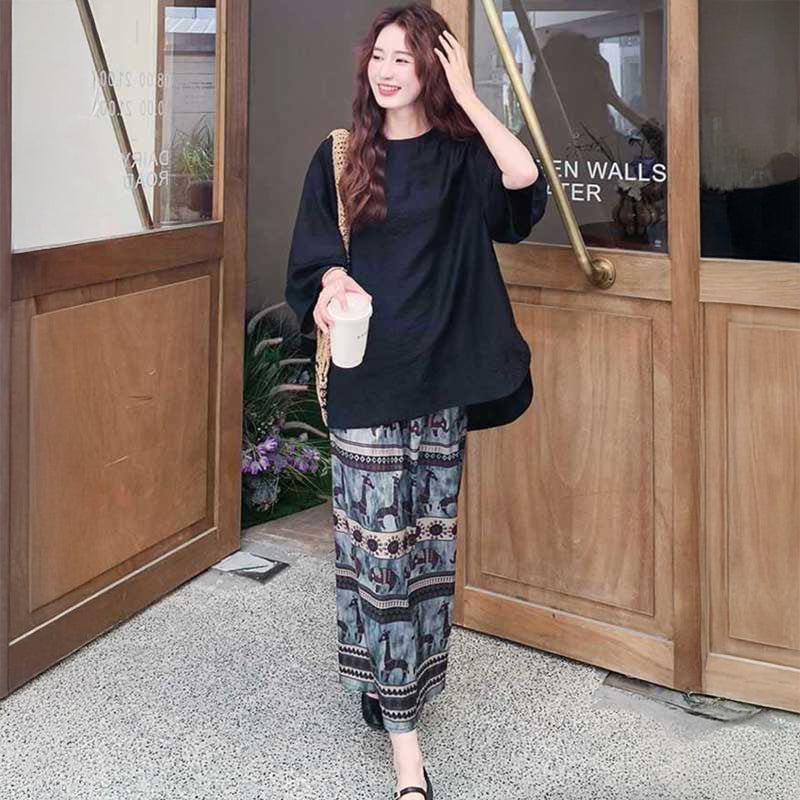 オーバーサイズトップス×グラフィックプリントスカート