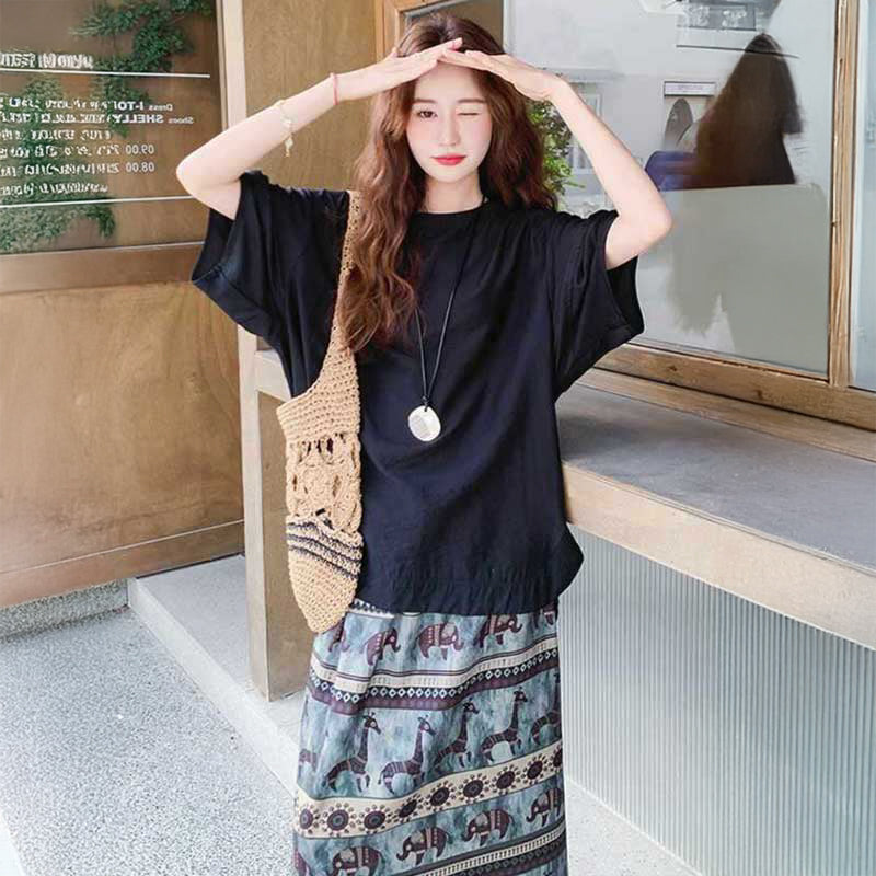 オーバーサイズトップス×グラフィックプリントスカート