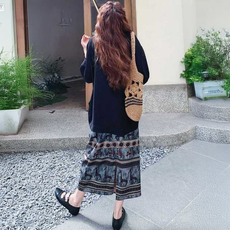 オーバーサイズトップス×グラフィックプリントスカート