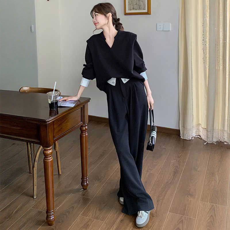Vネックプルオーバー×ワイドパンツ