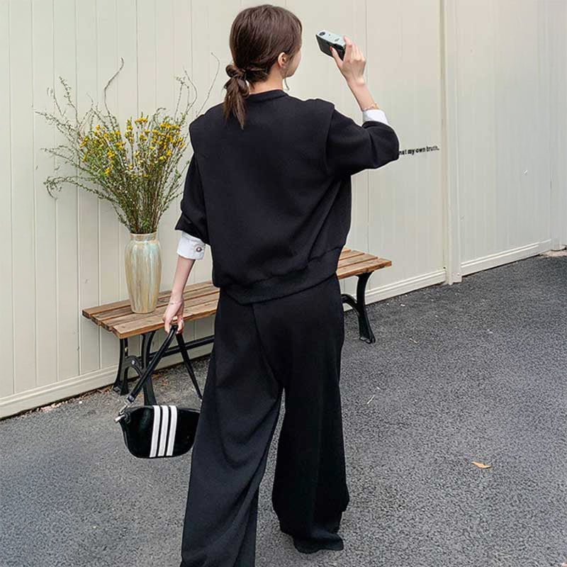 Vネックプルオーバー×ワイドパンツ