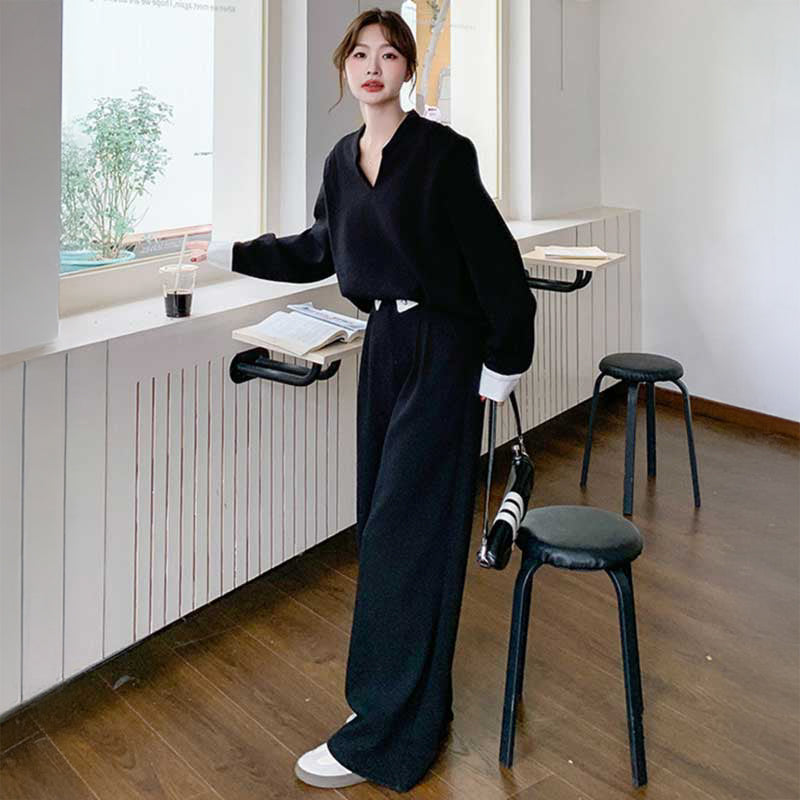 Vネックプルオーバー×ワイドパンツ
