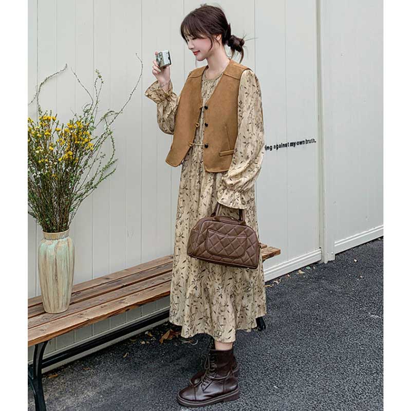 スエードベスト×フラワープリントワンピース