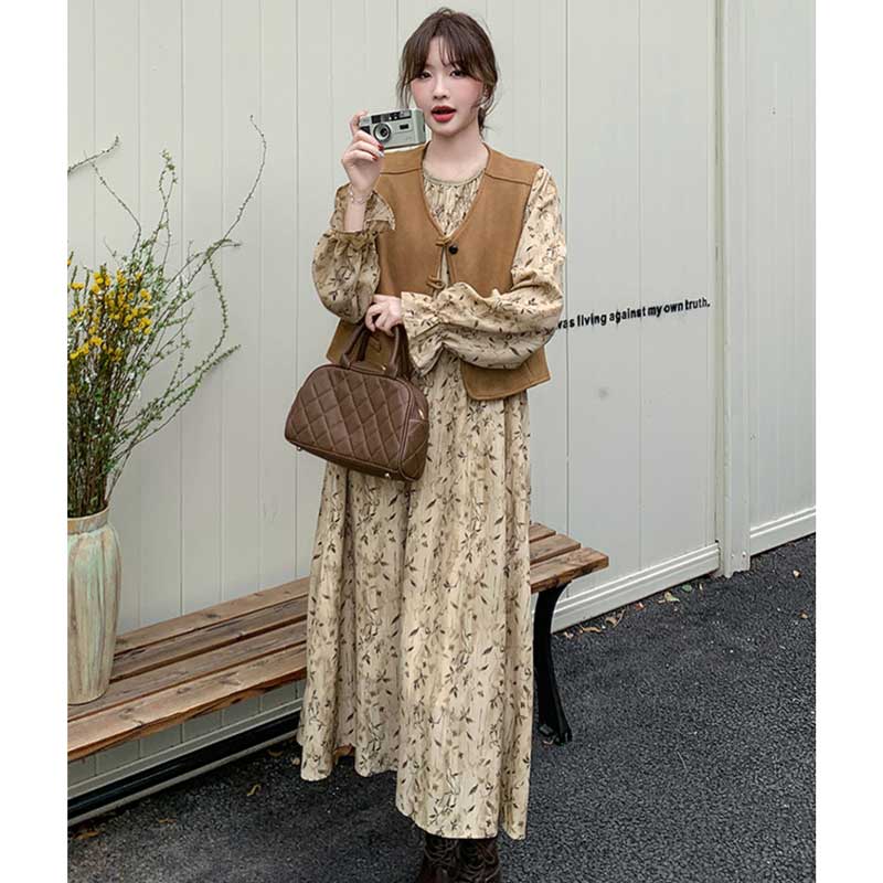 スエードベスト×フラワープリントワンピース