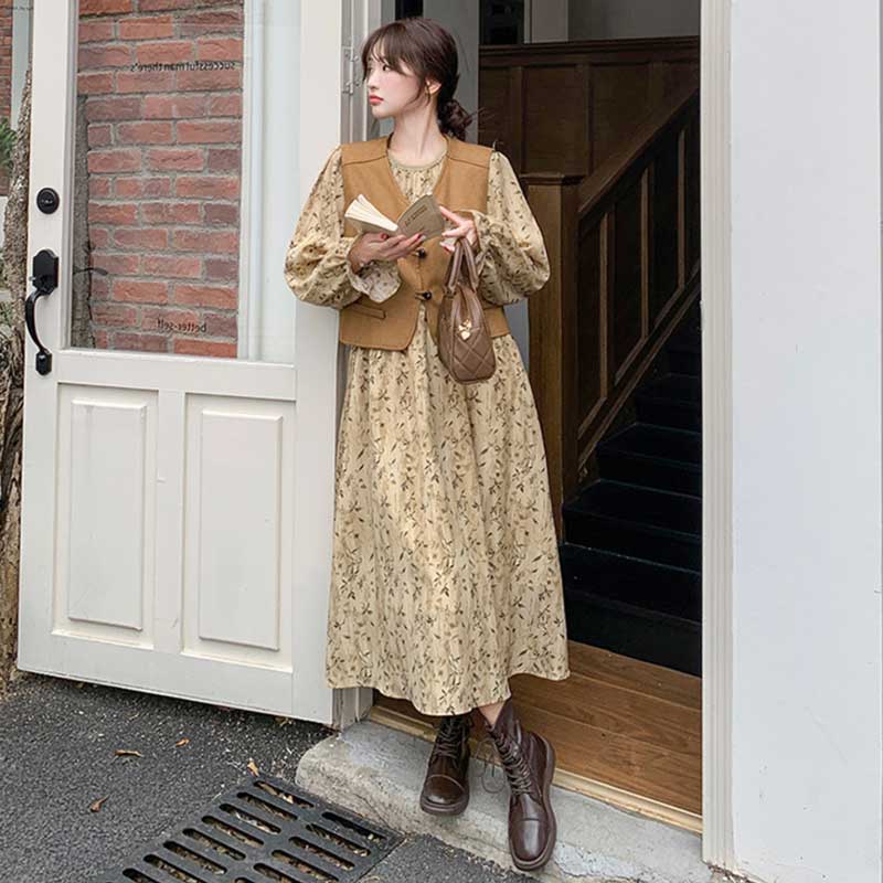 スエードベスト×フラワープリントワンピース