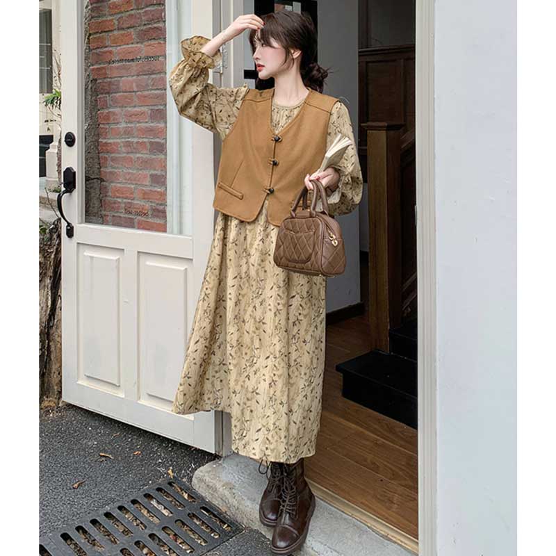 スエードベスト×フラワープリントワンピース