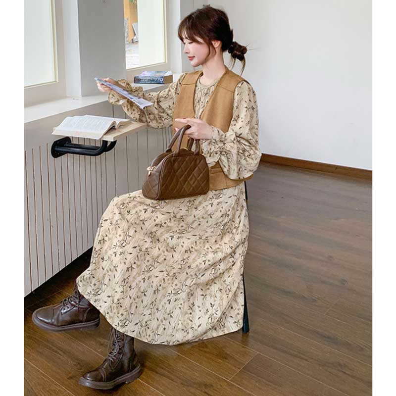 スエードベスト×フラワープリントワンピース