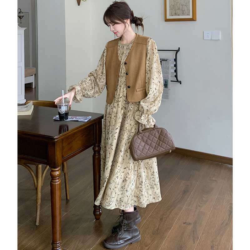 スエードベスト×フラワープリントワンピース