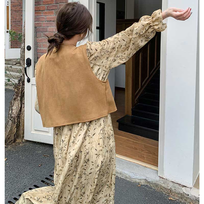 スエードベスト×フラワープリントワンピース