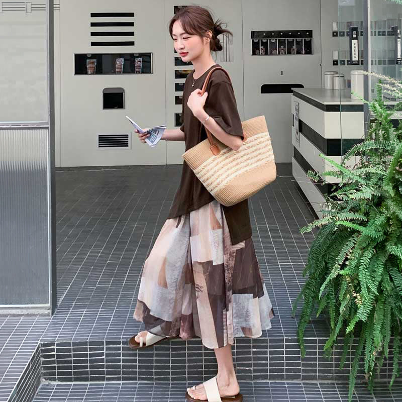 アシンメトリーカットソー×ニュアンススカート