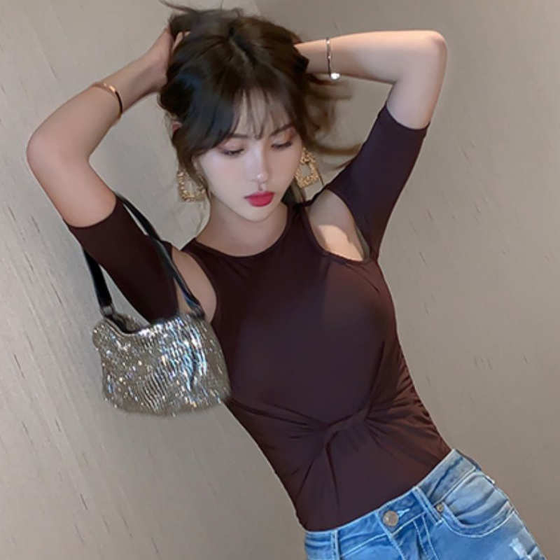 カットアウトウエストツイストTシャツ