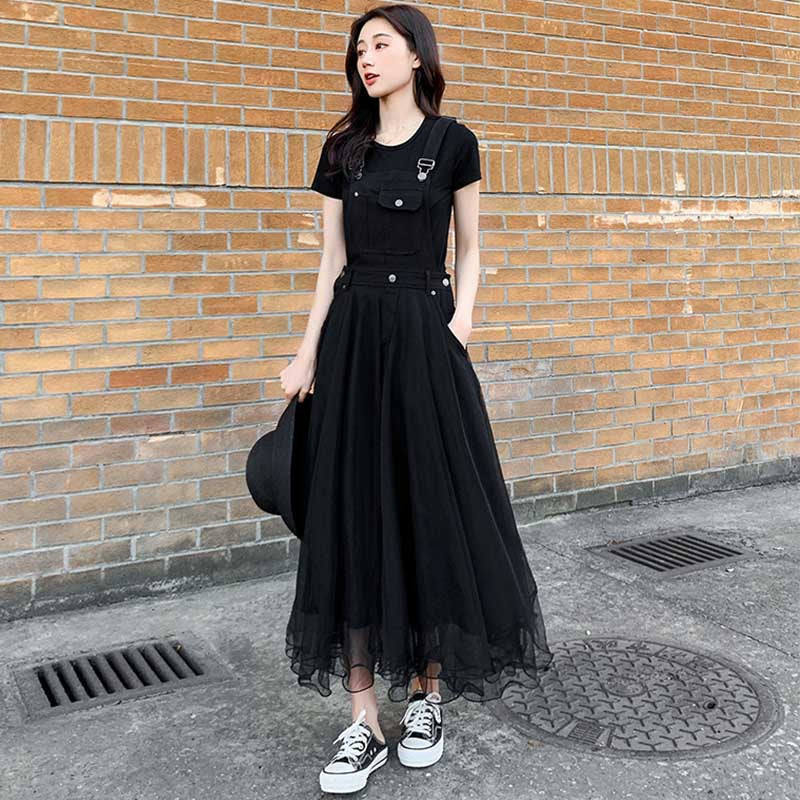 ブラックTシャツ×チュールサロペットスカート