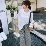 ラウンドネックロングTシャツ×ボーダーパンツ