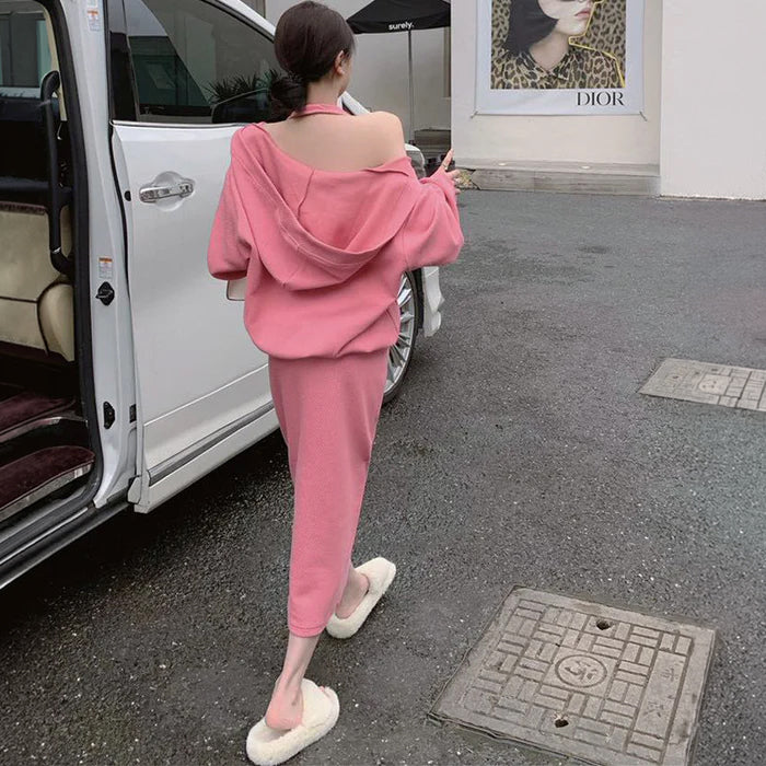 フーディーオーバーニット×ホルターネックニットワンピース