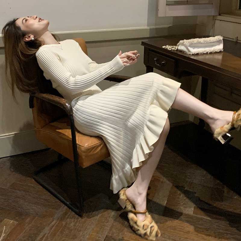 裾フリルリブニットワンピース