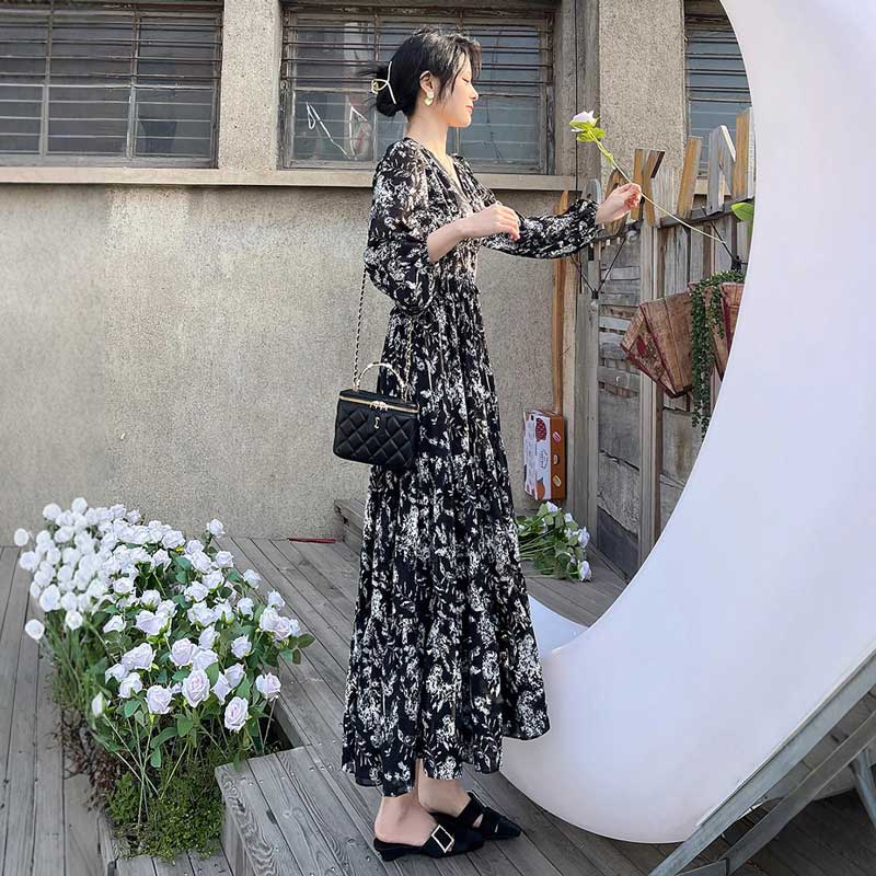 Vネックモノトーン花柄ワンピース