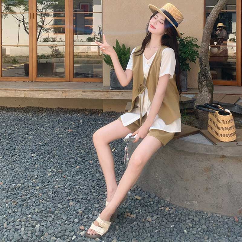 レイヤード風トップス×ショートパンツ