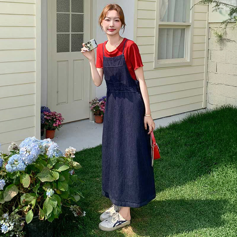 レッドTシャツ×デニムキャミソールサロペット