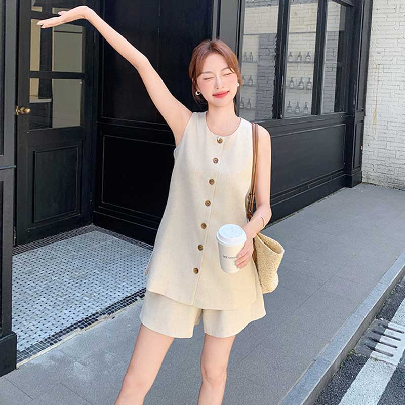 ノースリーブジレブラウス×タックショートパンツ