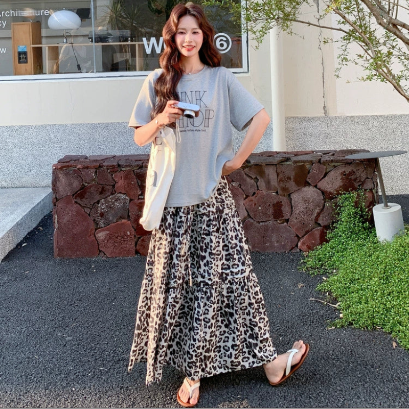 ロゴTシャツ×レオパードティアードスカート
