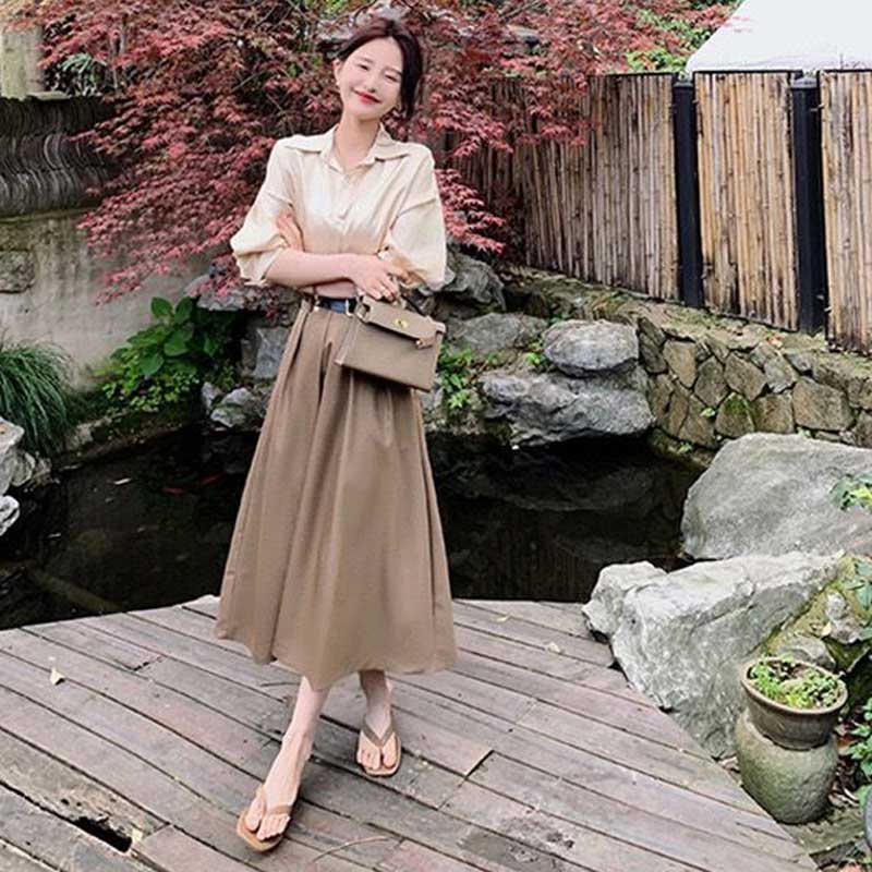 シャンパンカラーブラウス×フレアスカート