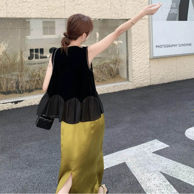 ペプラムトップス×サテンスカート