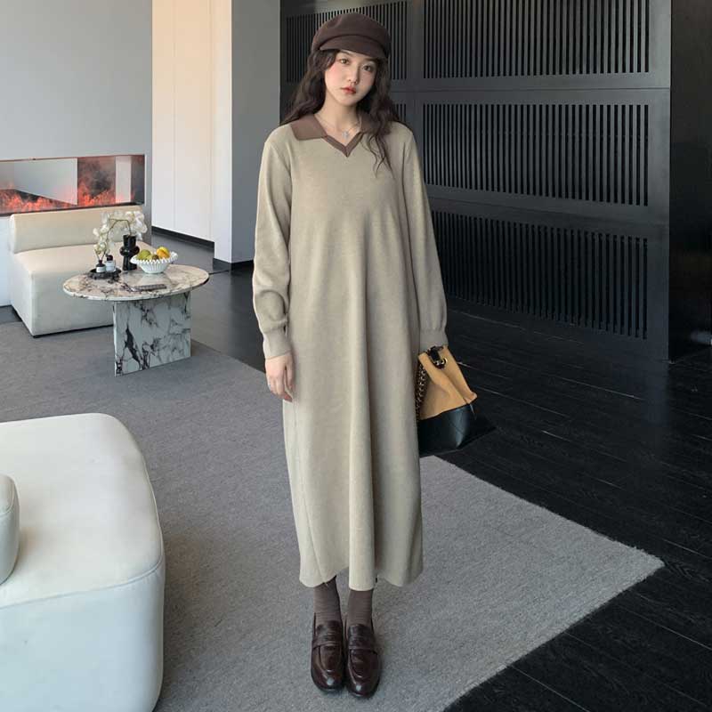 襟付きVネックロングニットワンピース