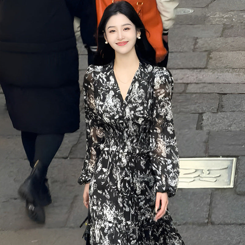 モノトーンフラワーＶネックワンピース