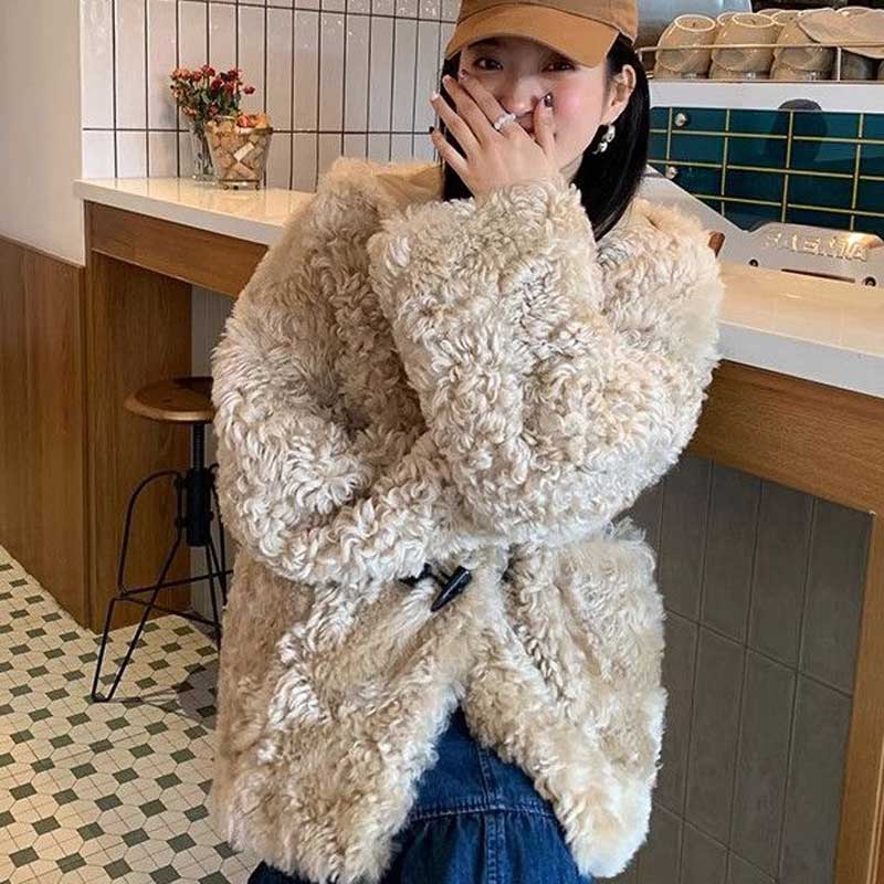 カーリーファーコート（ベージュ）秋/冬 巻き毛風のファーが可愛らしい