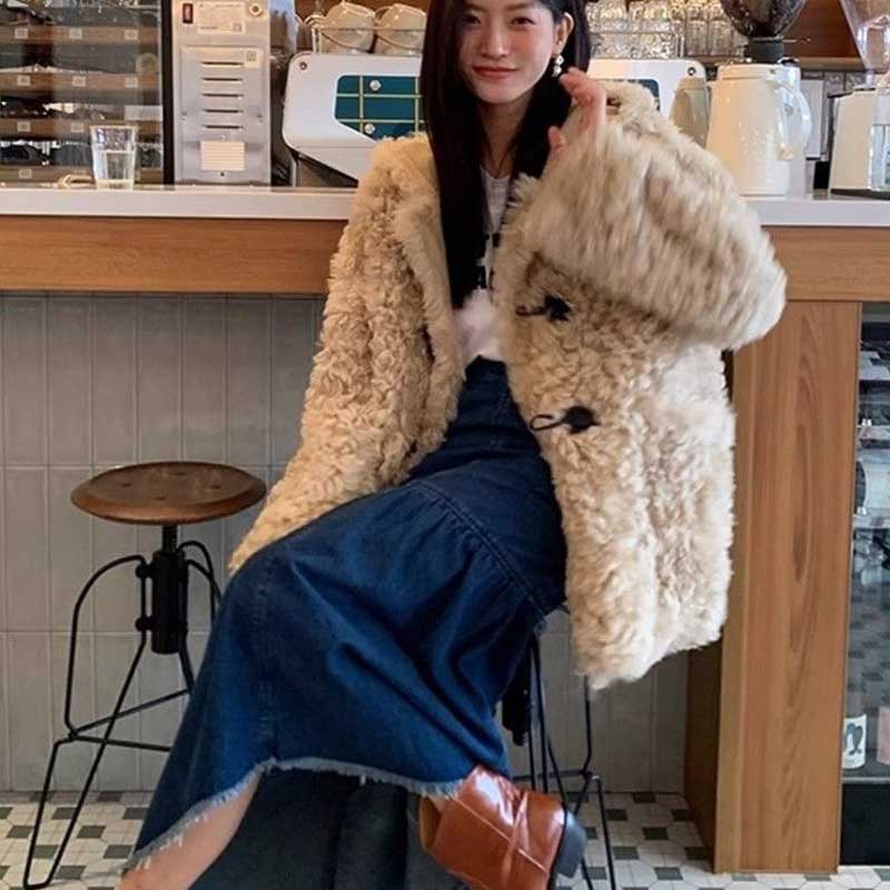 カーリーファーコート（ベージュ）秋/冬 巻き毛風のファーが可愛らしい