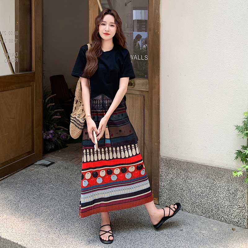 裾シアーTシャツ×エスニック柄スカート